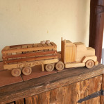 Drvene igračke- vlak,traktor i kamion sa prikolicama i teretom