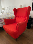Fotelja Ikea Strandmon crveno narandžasta