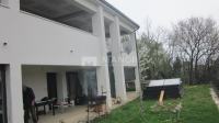 ČAVLE, CERNIK - Samostojeća kuća s dva stana, garažom. uređenom okućni