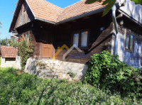 Drvena kuća s pomoćnim objektom - Laz Bistrički