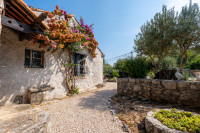 Prodaja kamene kuće sa šarmantnom okućnicom u blizini mora i Dubrovnik