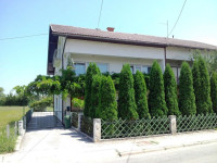 Karlovac - kuća 220m2 s 3 odvojene stambene jedinice za 15 radnika