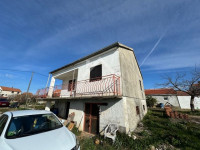 Kuća u Murvici sa velikom okućnicom - Murvica