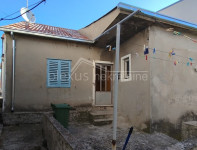 Obiteljska dvoetažna kuća s konobom: Solin, Ninčevići, 60 m2