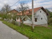 Obiteljska kuća sa potkrovljem i garažom u centru - Srb, Gračac