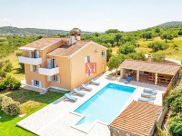 Pašman-7s vila mediteranskog stila s bazenom, terasom, vrtom i parking