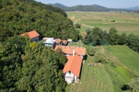 Perušić gospodarsko imanje 80000 m2, sa objektom 550 m2.PRILIKA