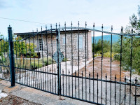 Prekrasna obnovljena kamena kuća u Tihaljini i 55 000 m² šume i zemlje