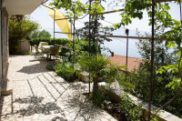 Senj, kuća od 280 m² sa tri odvojena stana s pogledom na more