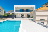 Trogir - Nova moderna vila od 300m2 s bazenom i jacuzzijem