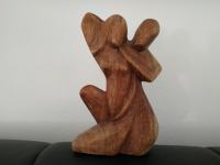 Drvena skulptura zagrljaj
