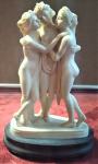 skulptura Charites - tri gracije na postolju