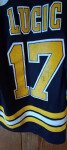 Hokejaški dres kupljen u  Bostonu Bruins fan shopu sa potpisom igrača