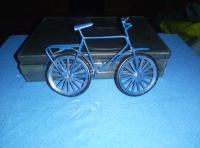 Vrlo mala i stara figurica metalnog bicikla