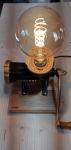 Ukrasna lampa od starog mlinca za meso
