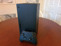 Xbox series X sa punjacem kontrolera i exstra žičanim kontrolerom