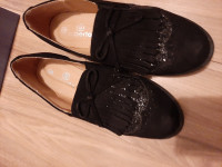 Crne ženske cipele s resicama i sjajnim detaljima