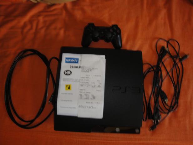 Prodajem ps3 250gb slim, Guitar hero, 8 igara