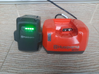 Husqvarna punjac + baterija 36V 4.2Ah