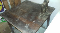 Drveni radni stol + škripac za obradu cijevi i raznih profila