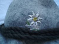 planinarski šešir, original,Njemačka, ručni rad + 2 značke