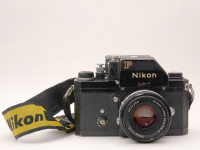 Nikon F s dva objektiva