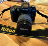 Nikon F80 sa objektivom
