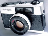 Voigtländer VF 135, rangefinder krom Rollei XF 35 varianta, F2.3/40mm
