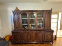 Antikna komoda od punog drva sa staklenim vitrinama