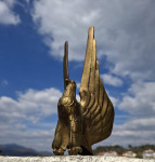 Dekorativna statua orla izrađena od mesinga , "eagle lectern" stil