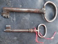 Dva stara kovana ključa