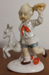 kolekcionatska porculan figura - dječak sa kozom