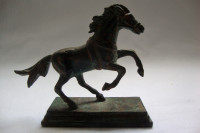Konj stara figura Patinirana Bronca-,pritiskac papira stolni figura