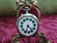 Lijepa tacna od mesinga, u stilu secesije. Dimenzije 36x27 cm. Dobijet