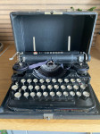 Prijenosna vintage pisaća mašina Underwood iz 1920-ih s koferom.