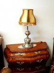 Samostojeća stara stolna lampa sa posrebrenim postoljem