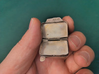 srebrna kutijica za tablete isl.