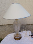 Staklena stolna lampa