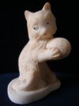Stara figurica "Mačka sa klupkom "  od kamena