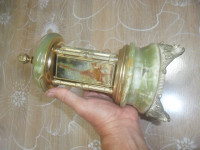 stara muzička kutija sa stalkom za cigarilose