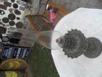 stara reljefna petrolejska lampa--zamjene za starine