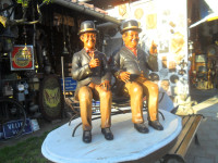 stare skulpture Stanlio i Olio---zamjene za starine