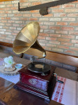 Stari dekorativni gramofon sa trubom
