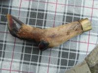 Stari mesingani pečat ugrađen na jelenju nogu