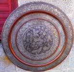 Stari ručno rađeni tanjur sa lovačkim motivom