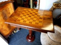 Stari šahovski stolić