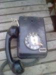 starinski zidni telefon sa slušalicom koja se vješa sa strane zg
