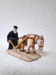 Terakota figurina pravoslavnog svećenika koji ore zemlju uz pomoć maga