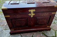 Ukrasna škrinja sa intarzijama i mesinganim detaljima