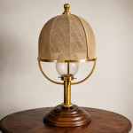 Unikatna Art Deco stolna lampa – mesing, staklo i drvo, 93 cm